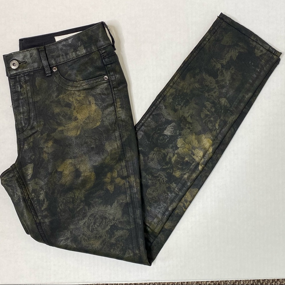 Two by Vince Camuto Black Skinny Jeans with Gold Rose Foil Size 27/4